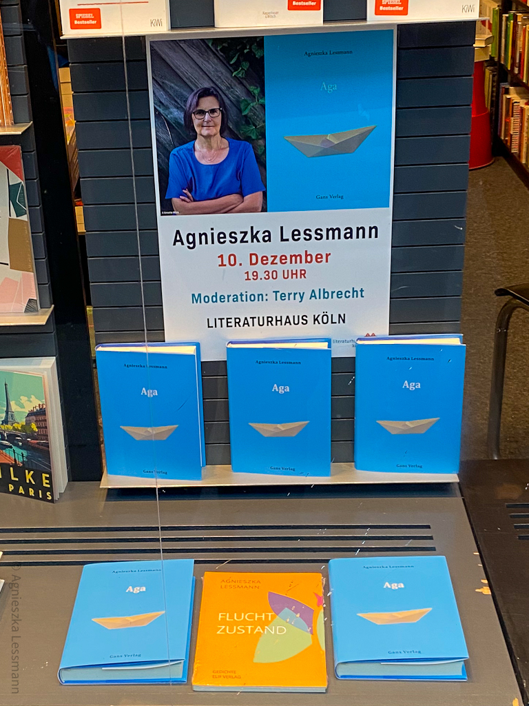 Aga im Schaufenster der Buchhandlung