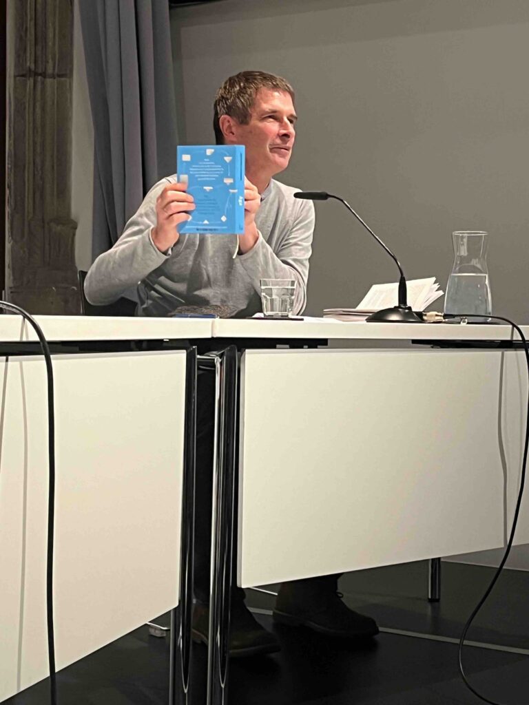 Terry Albrecht hält das Buch "Aga" hoch