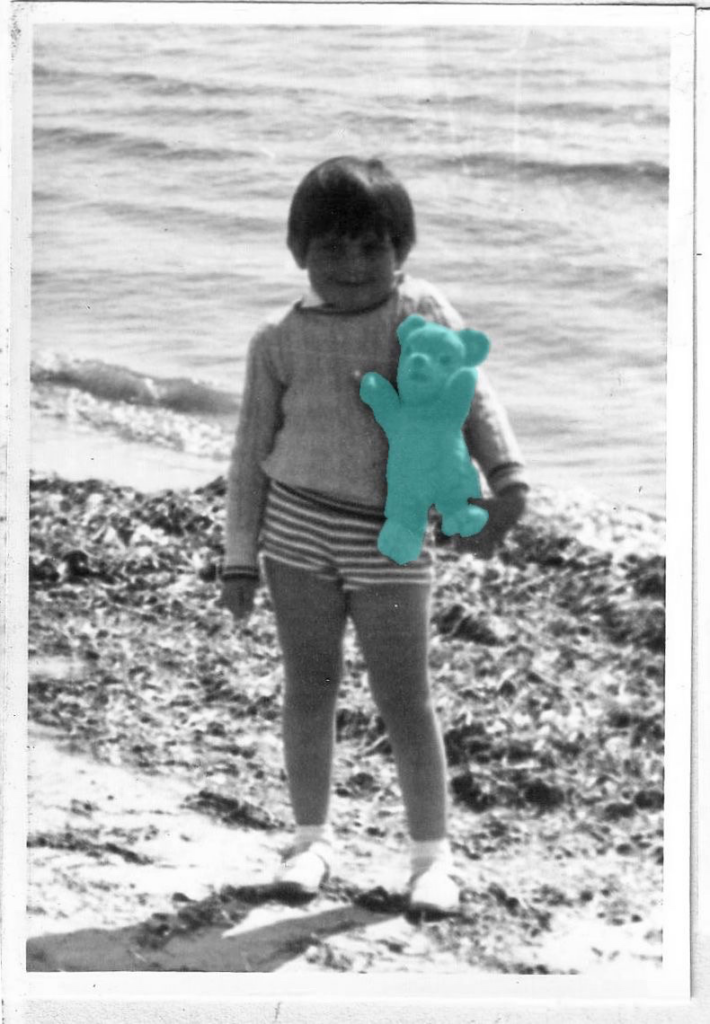 kleines Mädchen mit Teddy