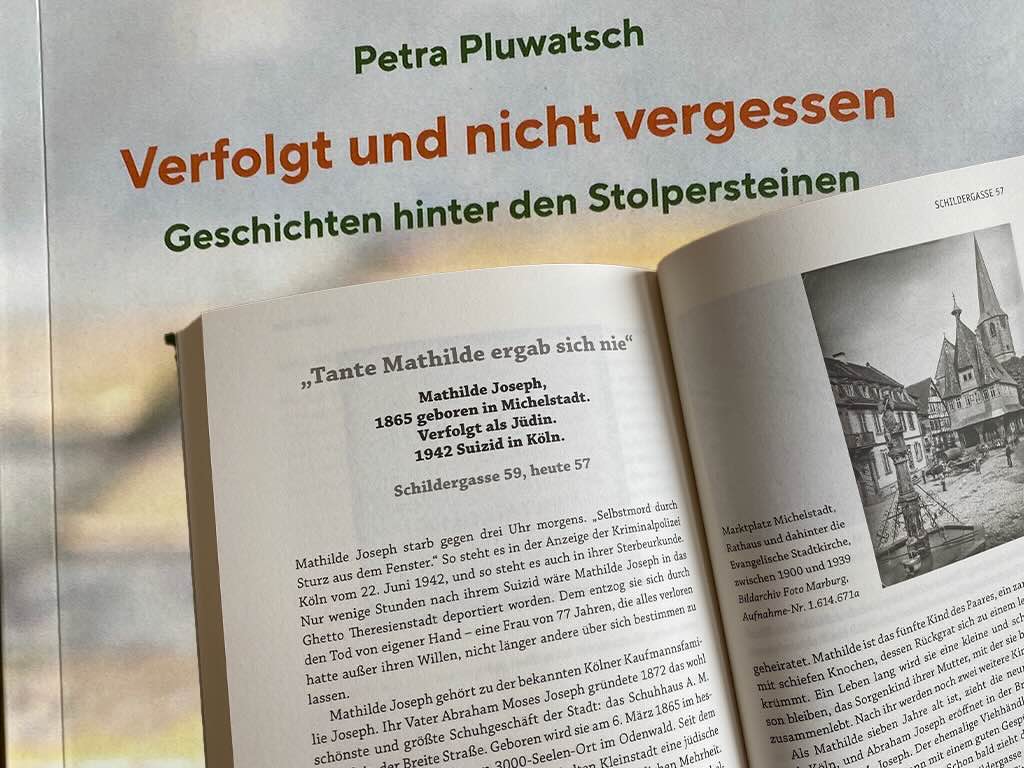 Cover und aufgeschlagene Seite "Verfolgt und nicht vergessen"