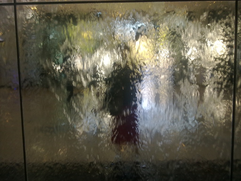 Frau in verzerrendem Spiegel