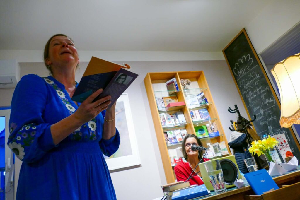 Agnieszka Lessmann liest aus Roman Aga, Köttinger Dorfladen Erftstadt, Moderation Simone Scharbert