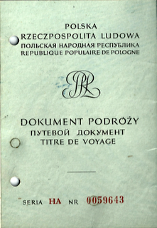 Ein Reisedokument, sieben Dollar und ein hellblauer Teddyfellmantel