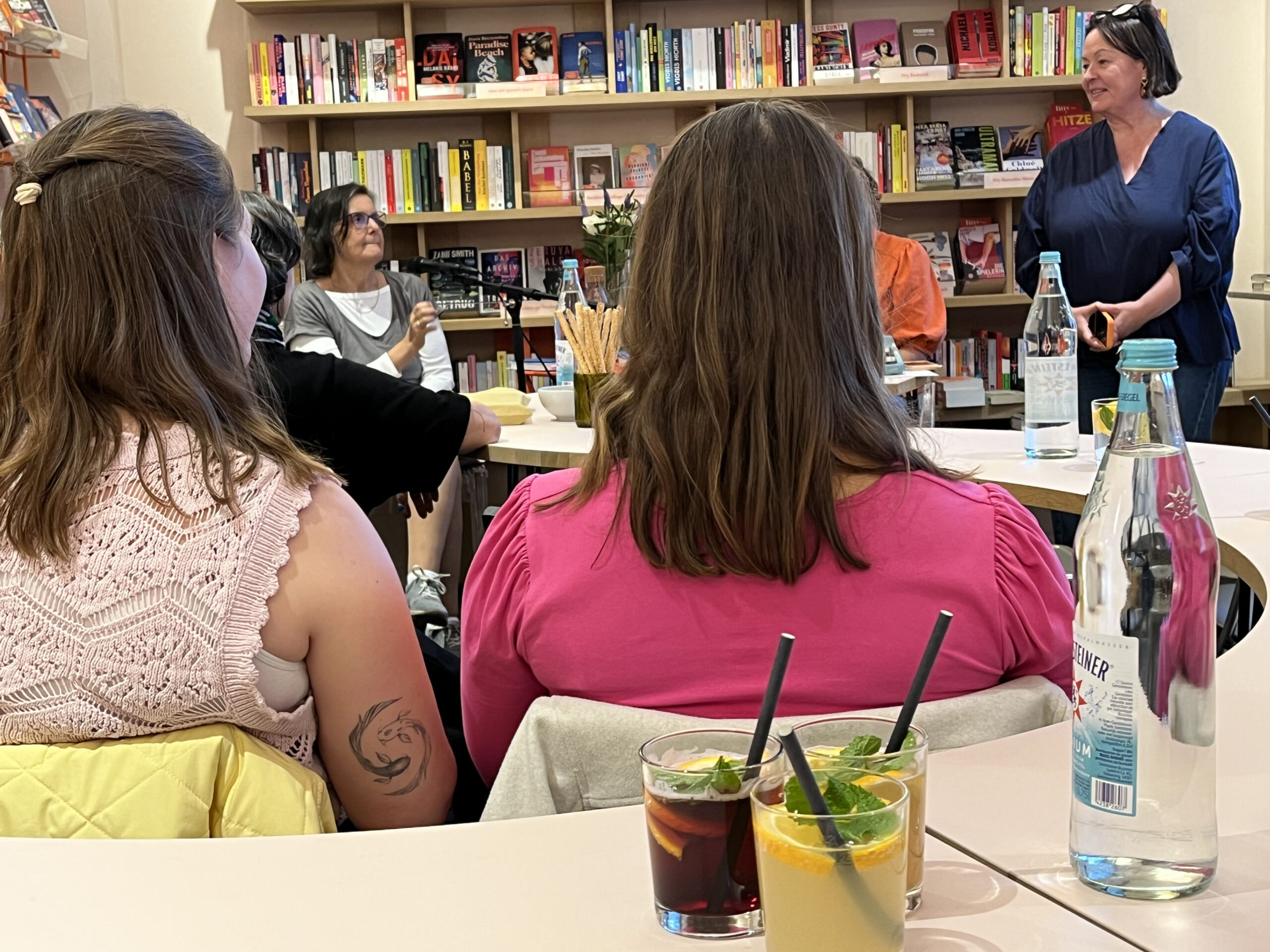 Lesung in der Litty Buchhandlung, Sabine Horstmann begrüßt Agnieszka Lessmann und Simone Scharbert