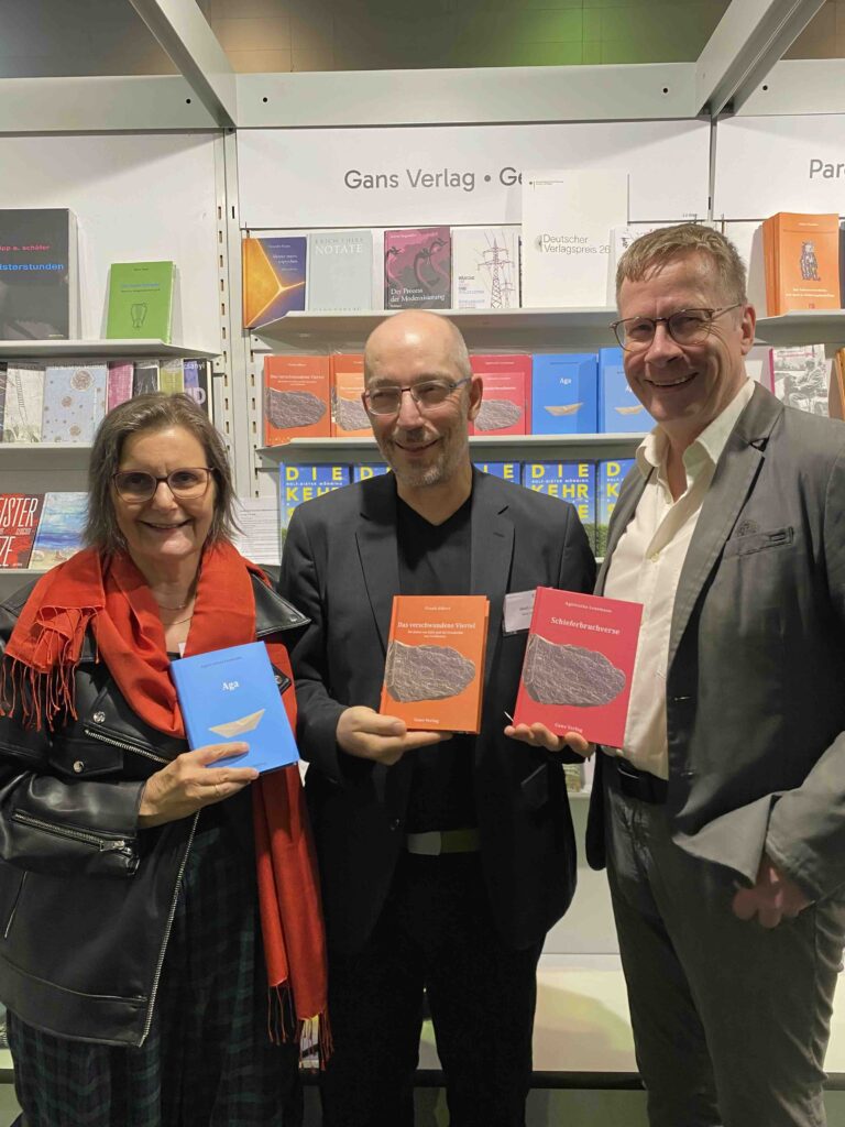 Agnieszka Lessmann, Ulrich Leinz, Frank Olbert am Buchmessestand des Gans Verlags